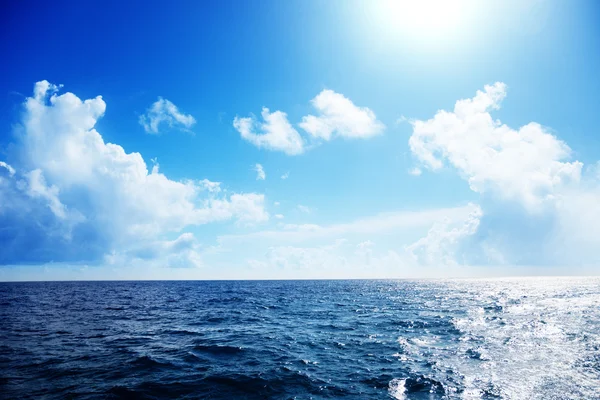 Ocean oraz doskonałe niebo — Zdjęcie stockowe