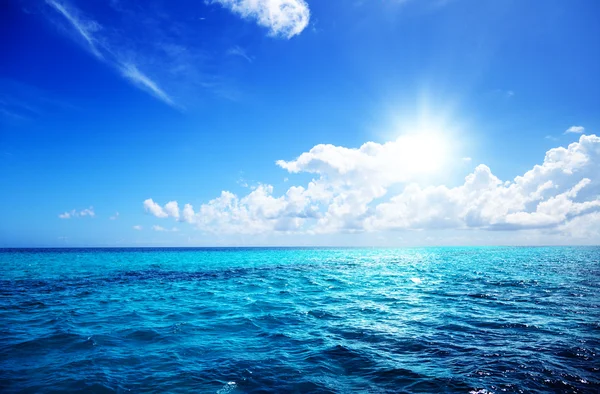 Океан и идеальное небо — стоковое фото