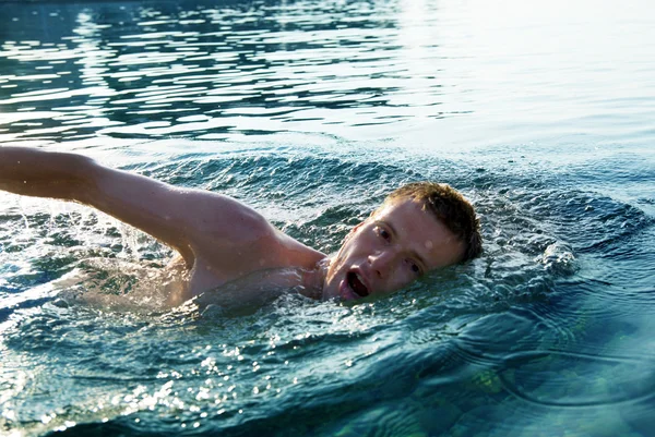 Nuoto giovane uomo — Foto Stock