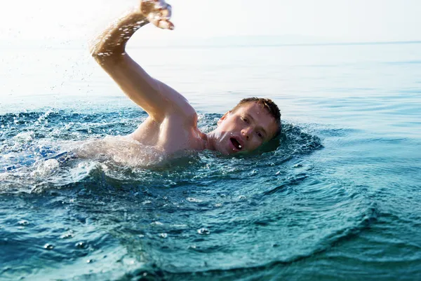 Simning ung man — Stockfoto