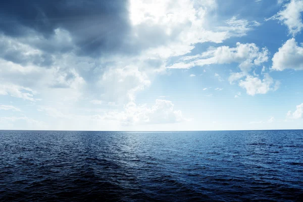 Oceaan en perfecte hemel — Stockfoto