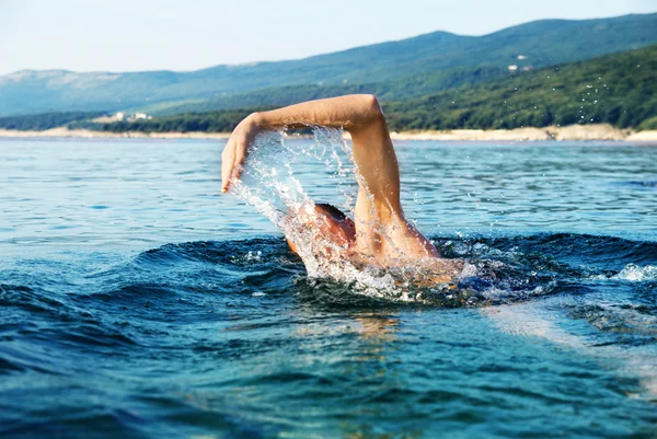 Simning ung man — Stockfoto