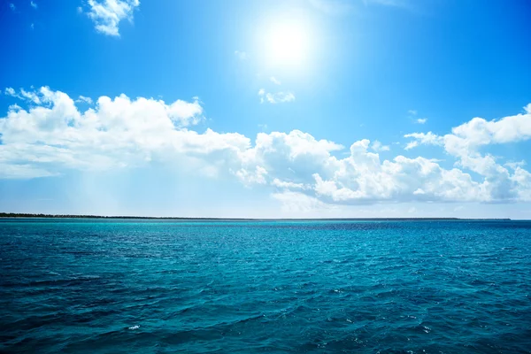 Meer und perfekter Himmel — Stockfoto
