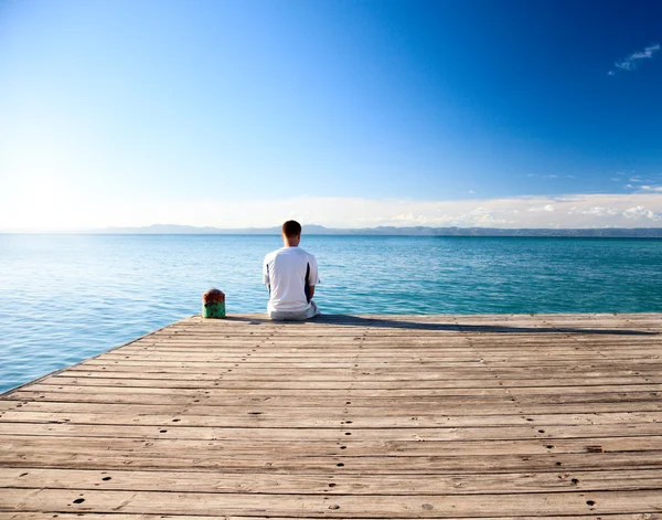 Giovane uomo rilassarsi guardare sull'oceano — Foto Stock