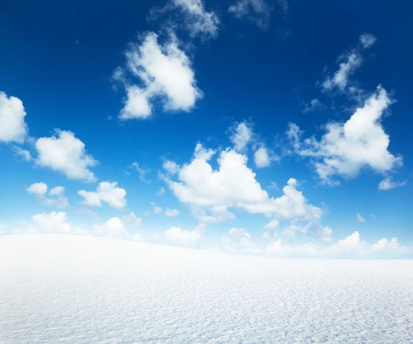 冬天的雪和完美的蓝色天空领域 — 图库照片
