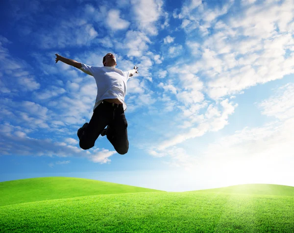 幸せな若い男をジャンプ — ストック写真