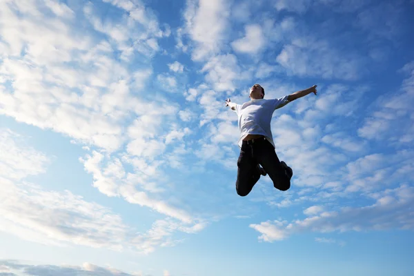 Mutlu genç adam atlama — Stok fotoğraf