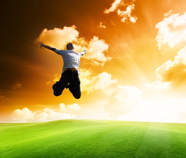 행복 한 젊은 사람을 점프 — 스톡 사진