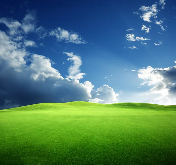 Campo de hierba y cielo perfecto al atardecer —  Fotos de Stock