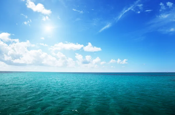 Ωκεανό και τέλειο ουρανό — Φωτογραφία Αρχείου