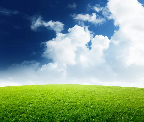 Campo de hierba y cielo perfecto al atardecer — Foto de Stock