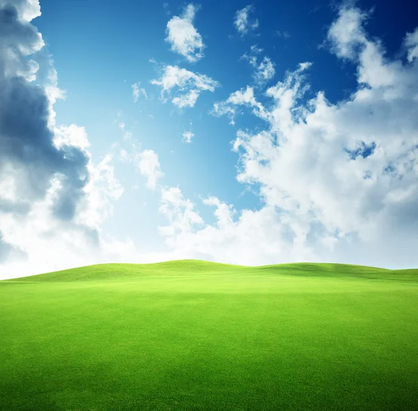 草场和完美的天空 — 图库照片