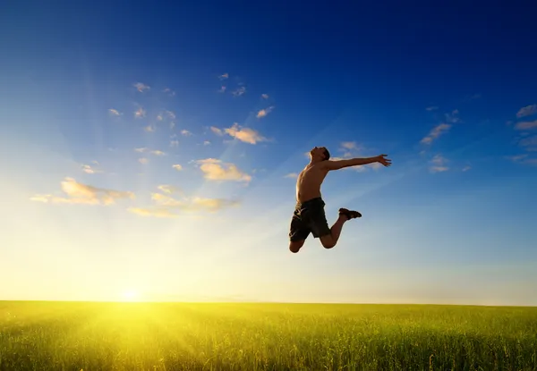 Прыжок счастливого человека — стоковое фото