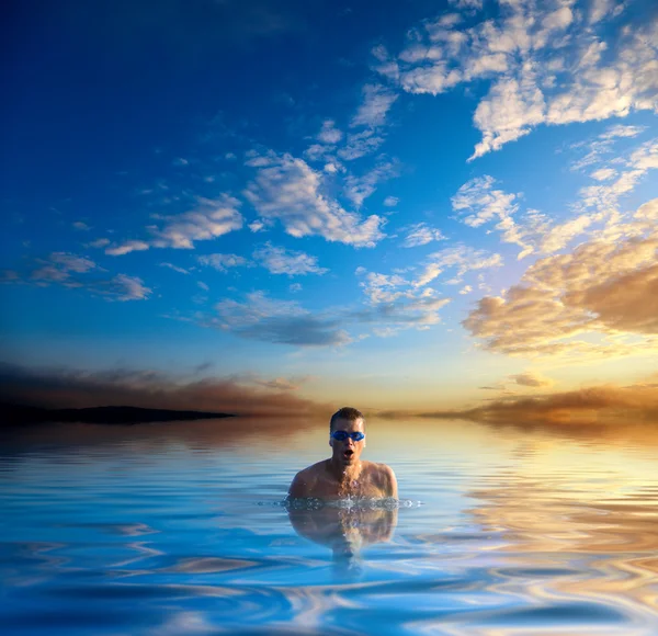 Yüzme genç adam — Stok fotoğraf