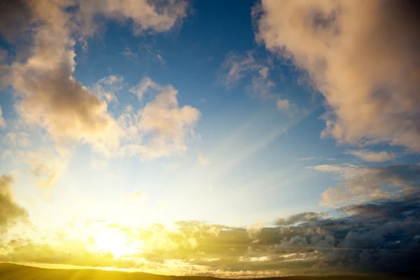 Gün batımı ve bulutlu gökyüzü — Stok fotoğraf