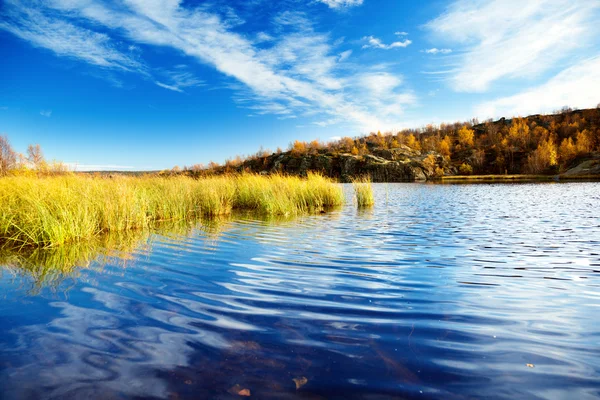 北の山の秋の湖 — ストック写真