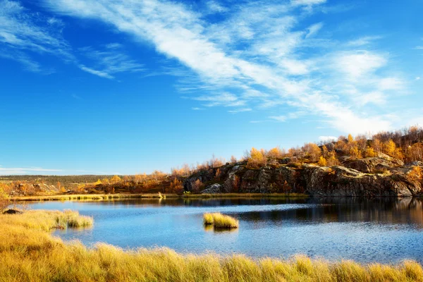 Höstens lake i norra berg — Stockfoto