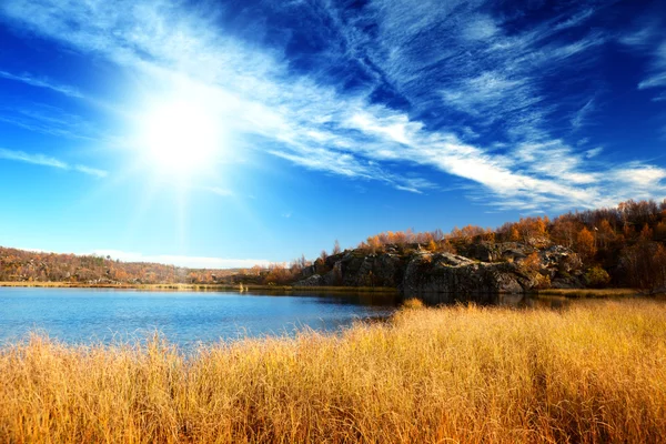 Lago d'autunno nella montagna del nord — Foto Stock