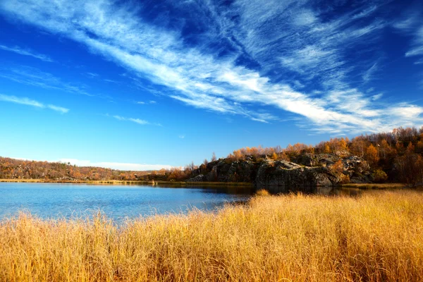 北の山の秋の湖 — ストック写真