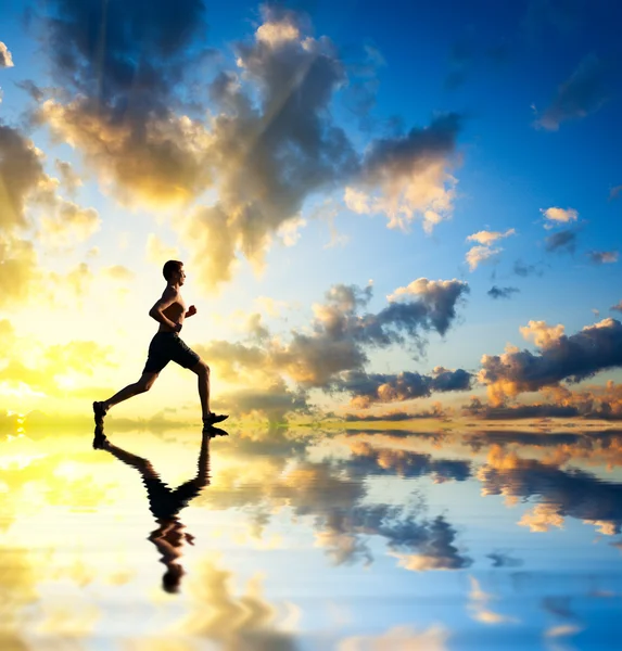 Correndo homem por do sol e água — Fotografia de Stock
