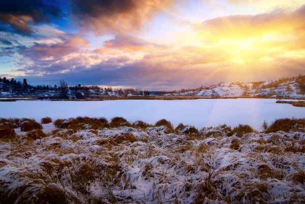 Invierno lago norte y puesta de sol —  Fotos de Stock