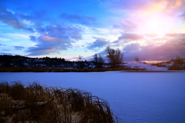 Invierno lago norte y puesta de sol — Foto de Stock