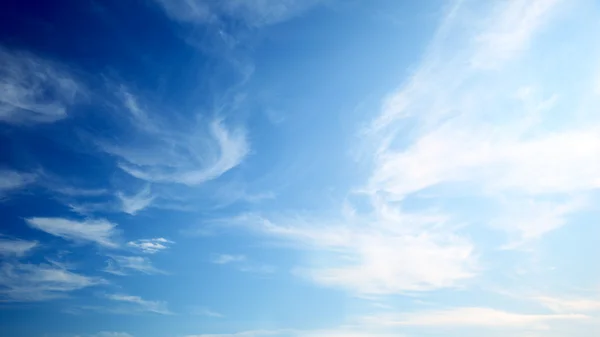 Совершенное голубое небо — стоковое фото