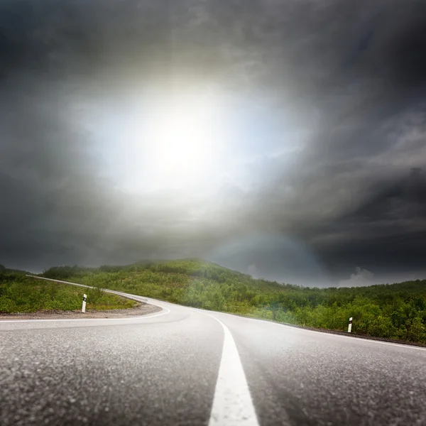 Straße und schwarze Wolken — Stockfoto