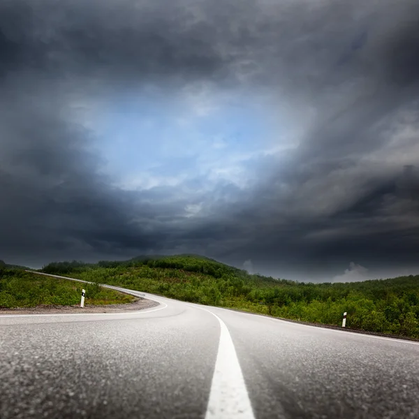 Estrada e nuvens negras — Fotografia de Stock