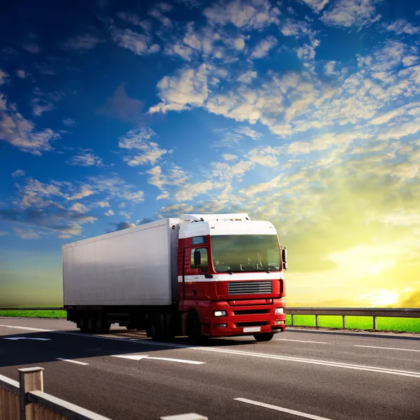 Вантажівка на шосе і захід сонця — стокове фото