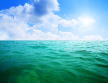 okyanusların su ve mavi gökyüzü