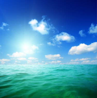 okyanusların su ve mavi gökyüzü