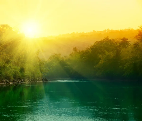 Puesta de sol en la selva de Tailandia — Foto de Stock
