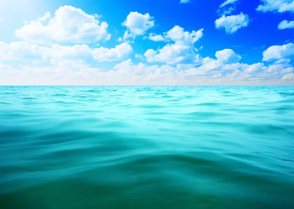 Haven Vatten Och Blå Himmel — Stockfoto