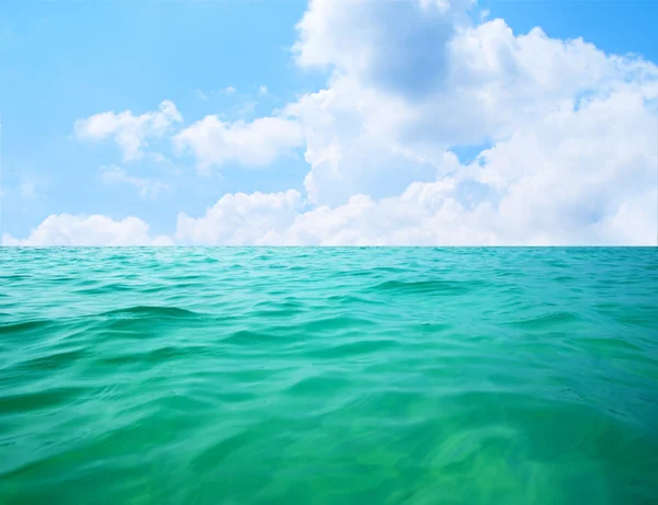 Ωκεανοί νερού και μπλε ουρανό — Φωτογραφία Αρχείου
