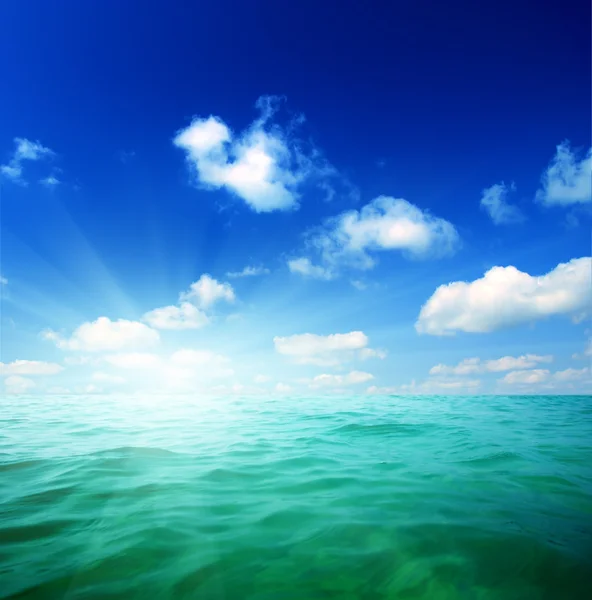 Oceans water and blue sky — Stock Photo, Image