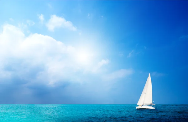 Zeilboot lucht en oceaan — Stockfoto