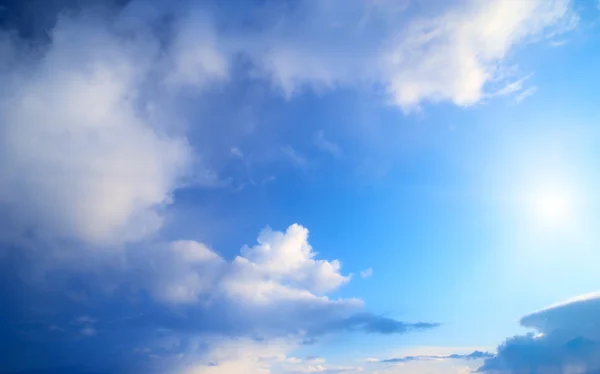 完美蓝多云的天空 — 图库照片