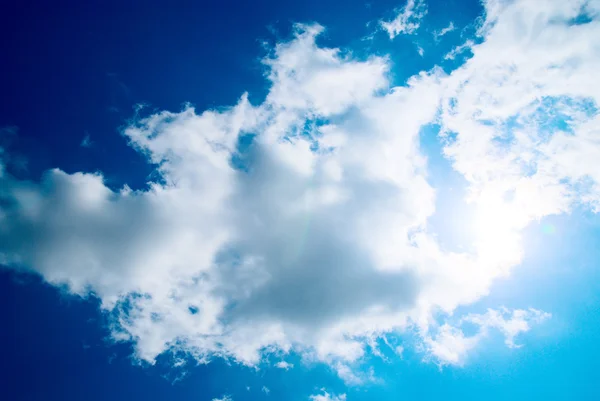 Λευκό σύννεφο και μπλε ουρανός — Φωτογραφία Αρχείου