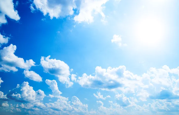 Λευκά Σύννεφα Και Μπλε Ουρανός — Φωτογραφία Αρχείου