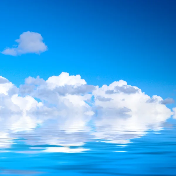 完美的蓝天和水 — 图库照片