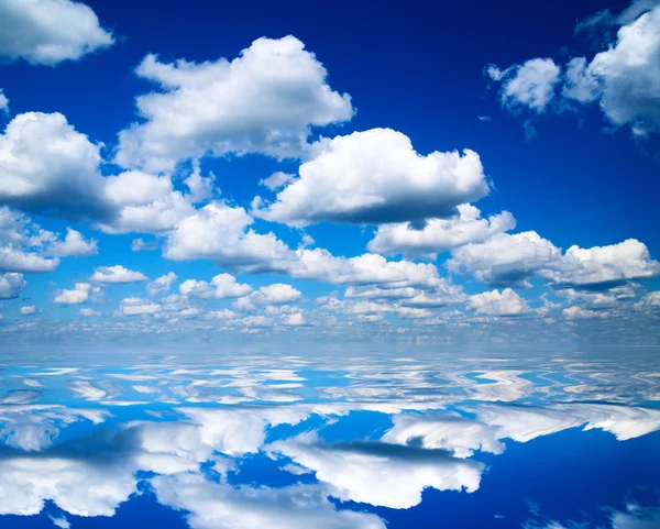 Céu azul e água — Fotografia de Stock