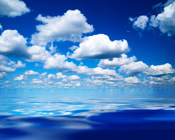 Blauwe lucht en water — Stockfoto