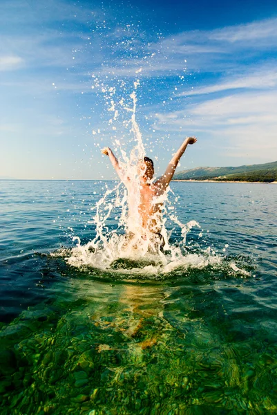 Homem Está Bloqueando Água Limpa Oceano — Fotografia de Stock