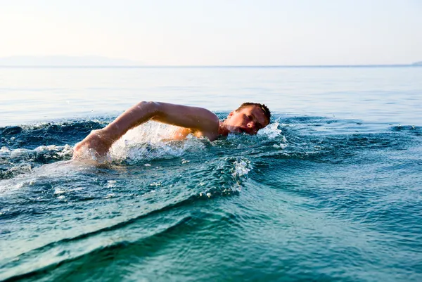 Muž Plavání Vodě Jasně Oceánu — Stock fotografie