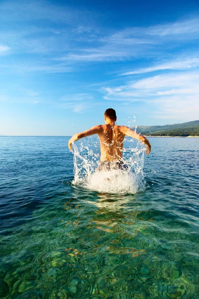 Hombre Está Saltando Del Agua Limpia —  Fotos de Stock