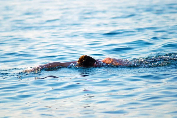 Muž Plavání Vodě Oceánu — Stock fotografie