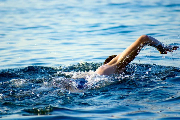 海洋水中游泳男子 — 图库照片