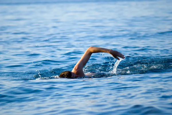 Yüzme adam — Stok fotoğraf