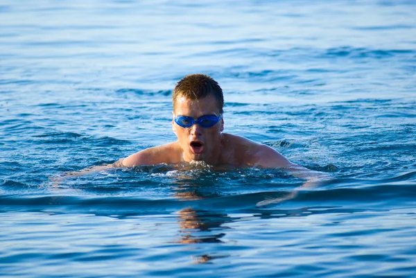 Plavání muž — Stock fotografie